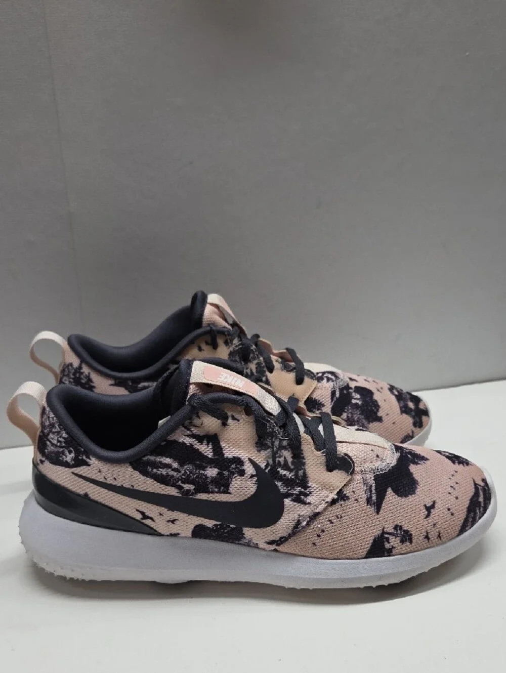 Nike Women's Golf Sneakers  Roshe G birds Print Size 8.5